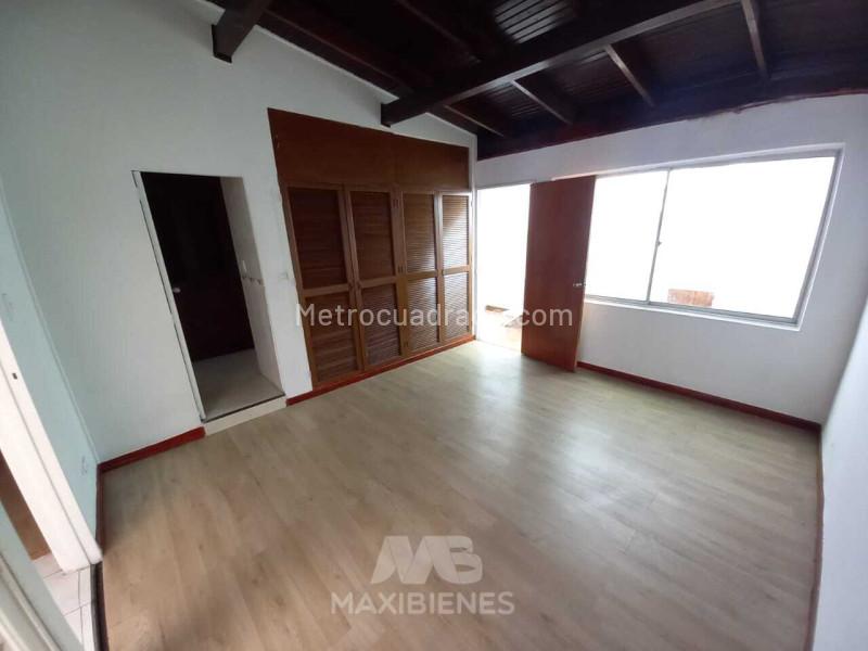 Casa Amplia de 4 Alcobas en Estadio con Excelente Acceso