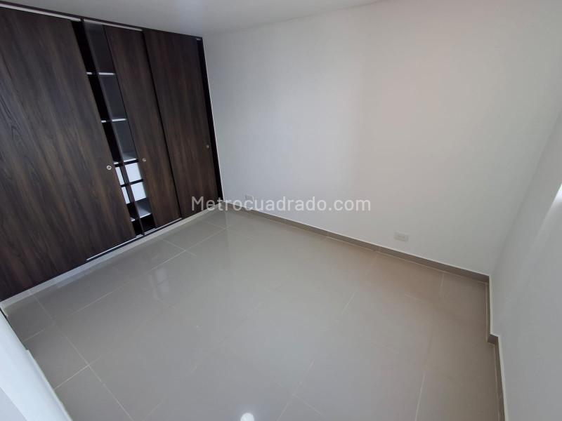 3BR Apartment with Parking in Pajarito