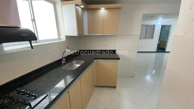 Bright 3BR Apartment in Santa Monica - 2