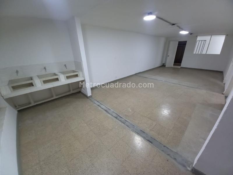 Ideal 5BR Commercial House in Calasanz - 5