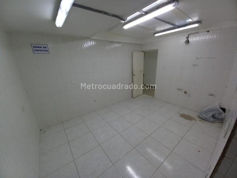 Ideal 5BR Commercial House in Calasanz - 6