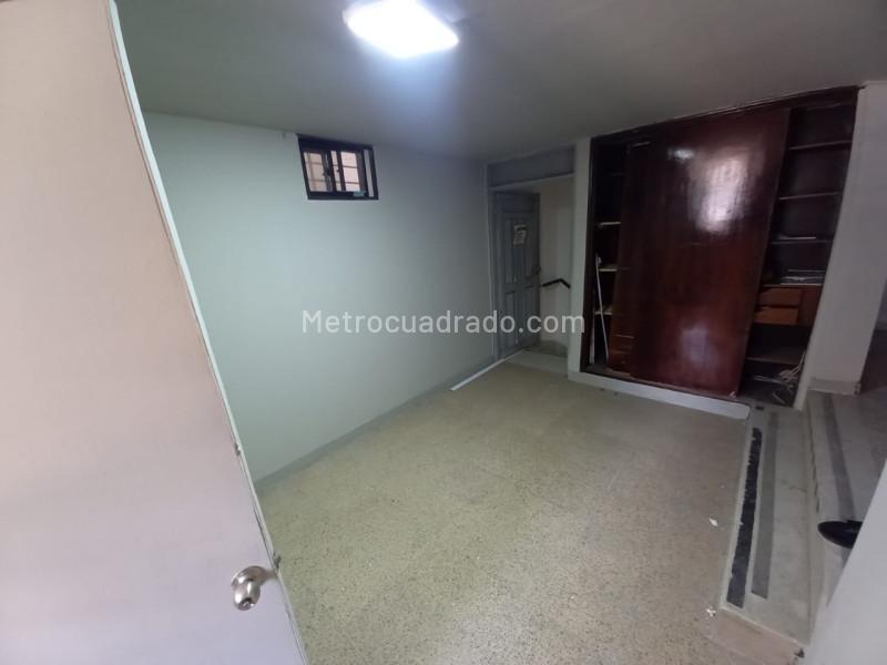 Ideal 5BR Commercial House in Calasanz - 8