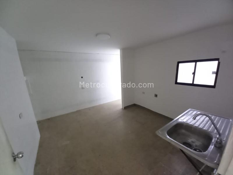 Ideal 5BR Commercial House in Calasanz - 9