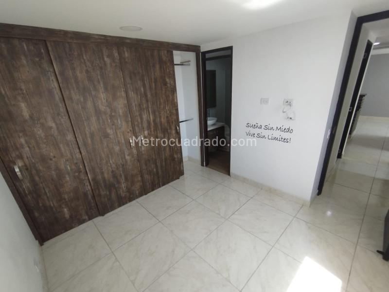 Modern 3BR Apartment in Pajarito - 9