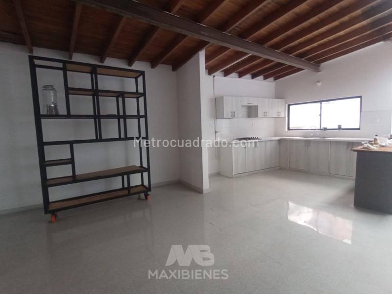 Casa amplia de 5 Alcobas en Laureles - 2