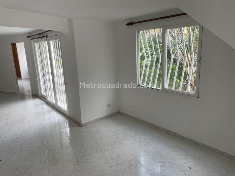 Cozy 3BR House with Terrace in La America - 3