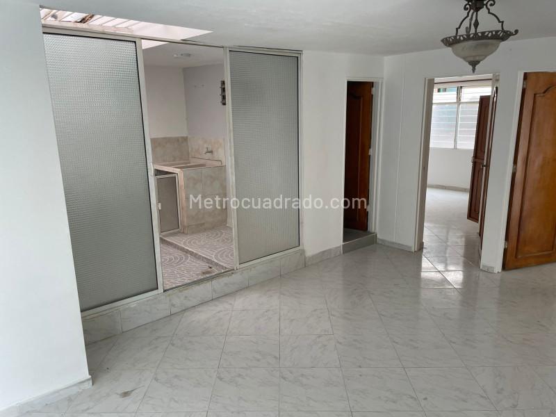 Cozy 3BR House with Terrace in La America - 4