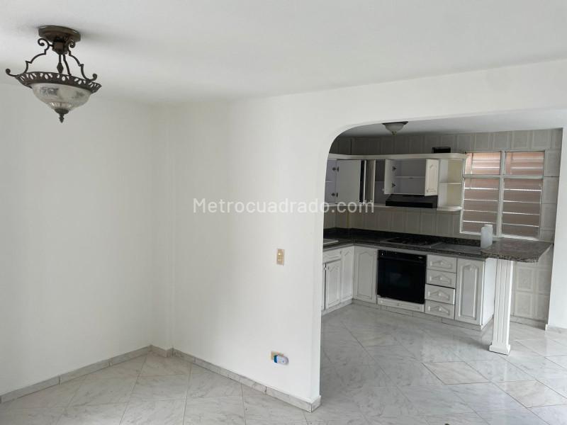 Cozy 3BR House with Terrace in La America - 5