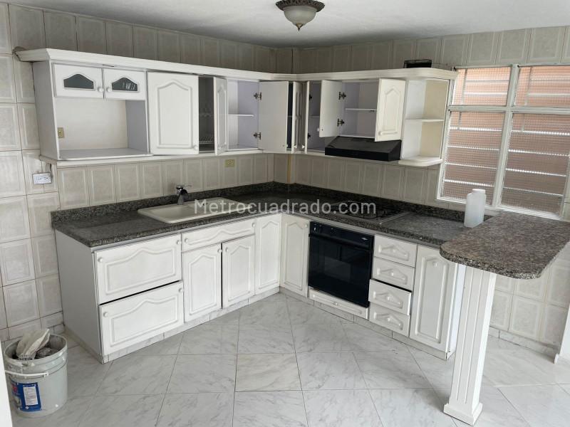 Cozy 3BR House with Terrace in La America - 6