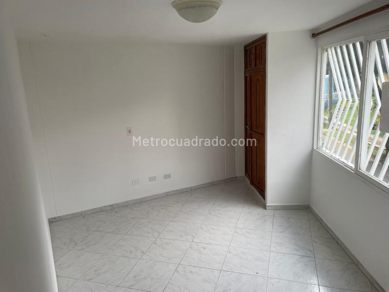 Cozy 3BR House with Terrace in La America - 8