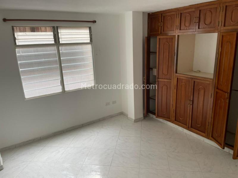 Cozy 3BR House with Terrace in La America - 9