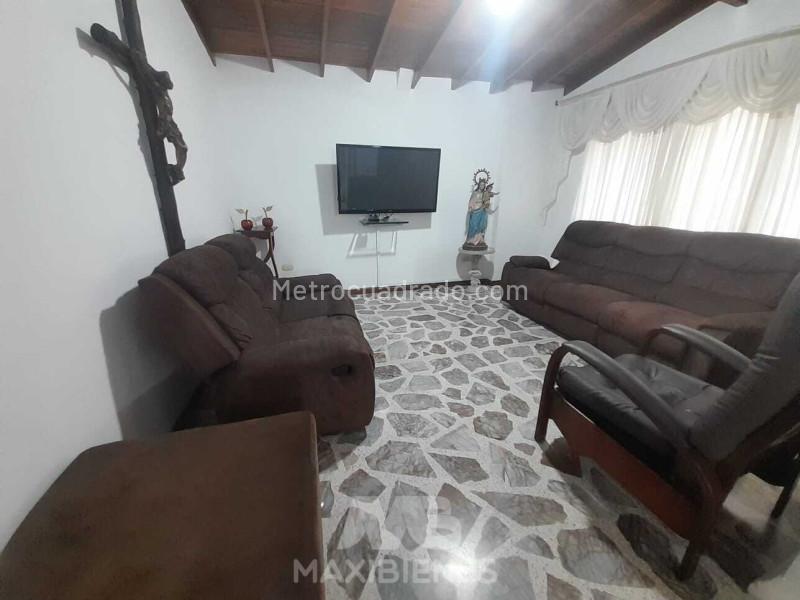 Spacious 5BR House in Estadio - 6