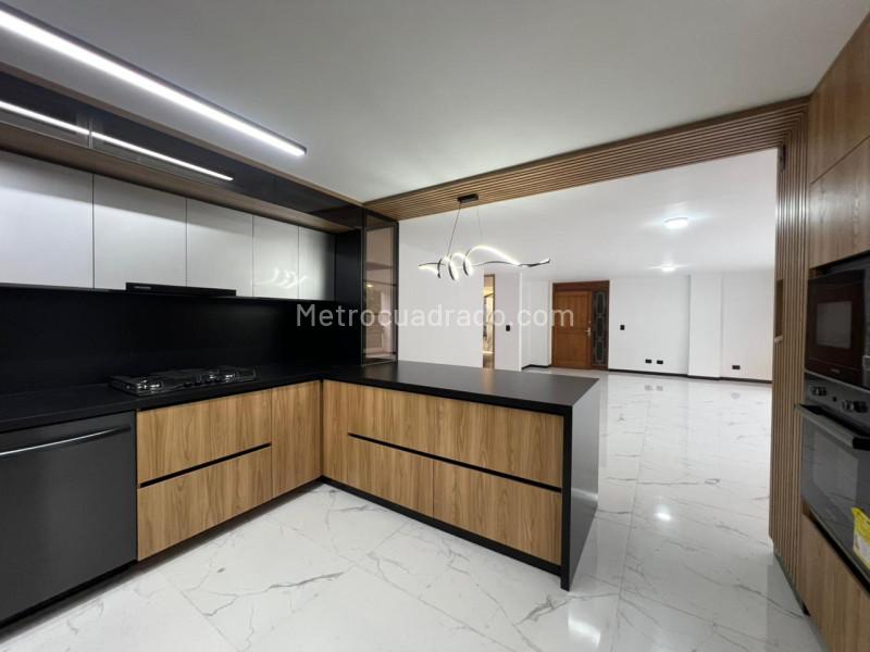 Spacious 4BR Apartment in Altos del Poblado - 7