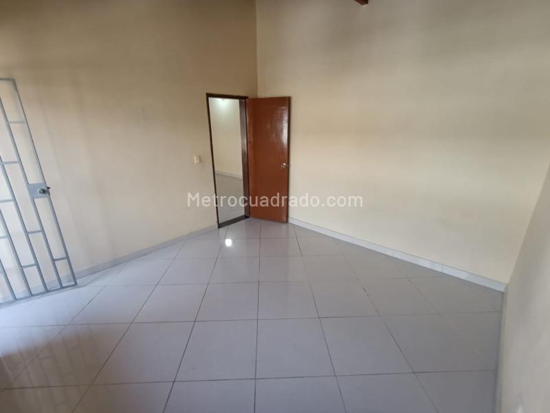 4BR House in Villa Hermosa Medellín with Patio & Balcony