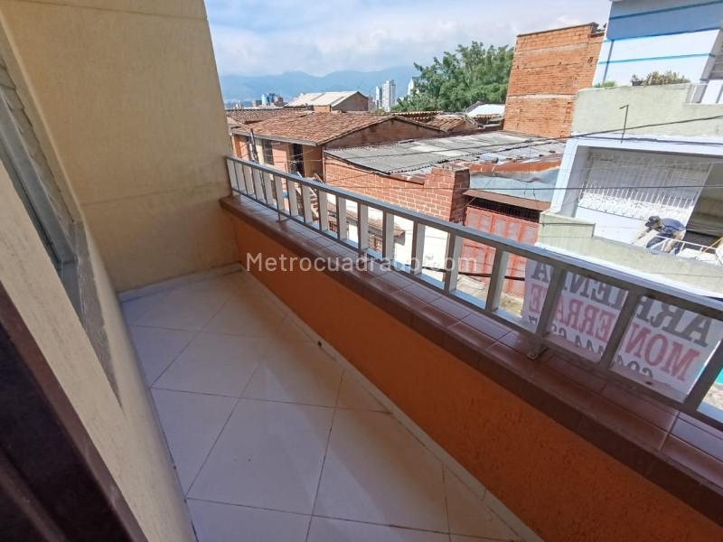 Casa de 4 Alcobas en Villa Hermosa Medellín con Patio y Balcón - 2