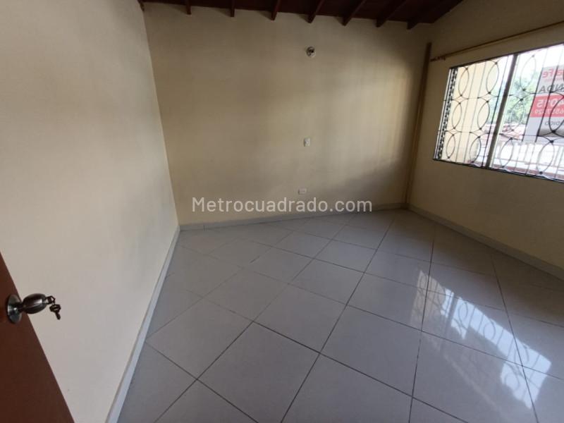 Casa de 4 Alcobas en Villa Hermosa Medellín con Patio y Balcón - 3