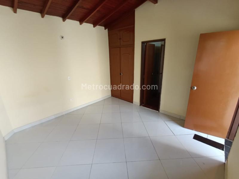 Casa de 4 Alcobas en Villa Hermosa Medellín con Patio y Balcón - 4