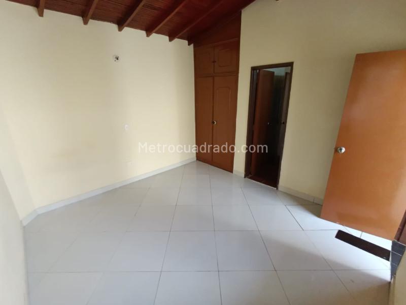 Casa de 4 Alcobas en Villa Hermosa Medellín con Patio y Balcón - 5