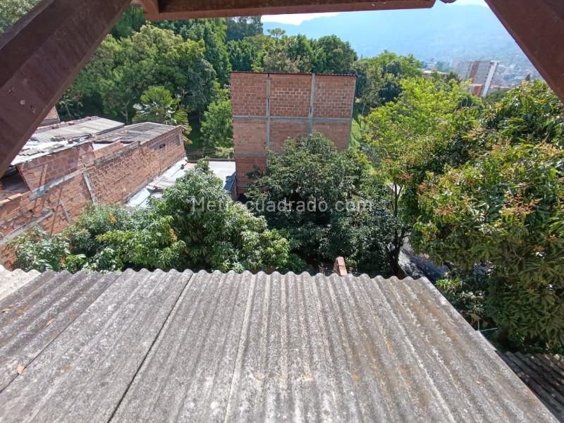 Casa de 4 Alcobas en Villa Hermosa Medellín con Patio y Balcón - 6