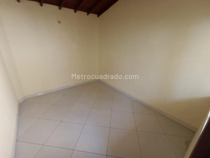 Casa de 4 Alcobas en Villa Hermosa Medellín con Patio y Balcón - 7