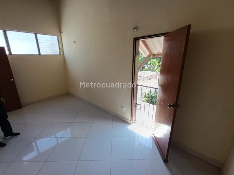 Casa de 4 Alcobas en Villa Hermosa Medellín con Patio y Balcón - 8