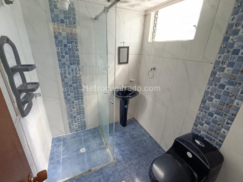 Casa de 4 Alcobas en Villa Hermosa Medellín con Patio y Balcón - 9