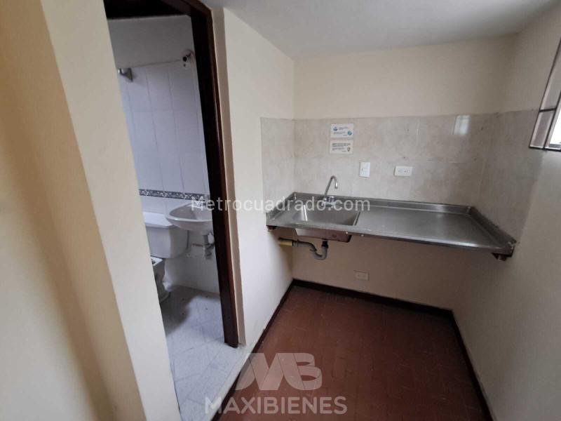 Casa Amplia de 5 Alcobas en el Sector Suramericana - 2