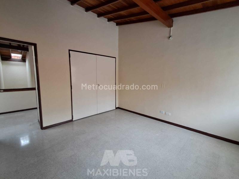 Casa Amplia de 5 Alcobas en el Sector Suramericana - 4