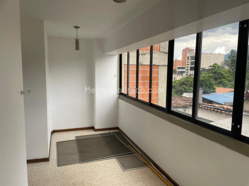 Apartamento de 3 Alcobas en Floresta con Parqueadero y Balcón