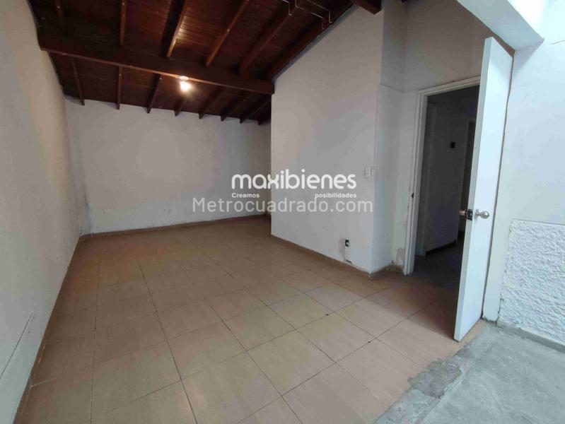 Spacious 4BR House with Natural Light in Belen Alameda - 4