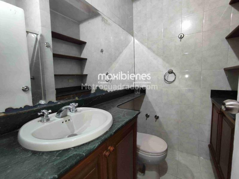Spacious 4BR House with Natural Light in Belen Alameda - 5