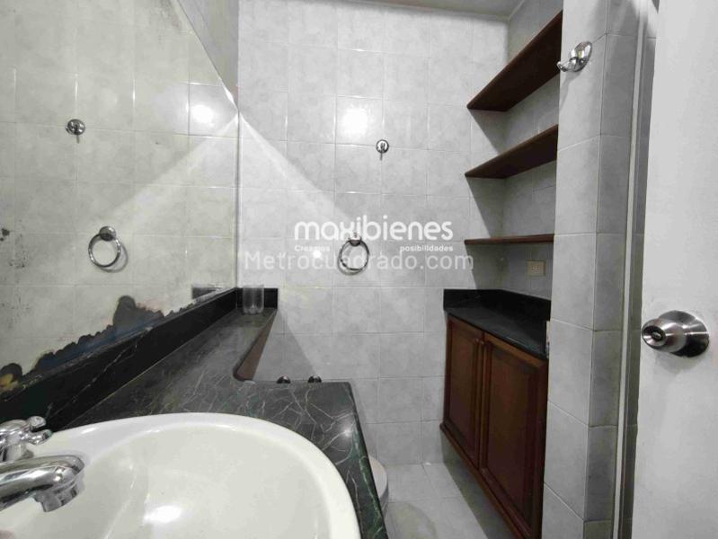 Spacious 4BR House with Natural Light in Belen Alameda - 6