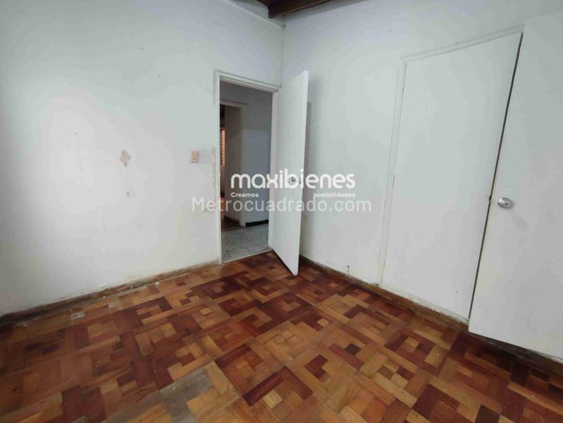 Spacious 4BR House with Natural Light in Belen Alameda - 8