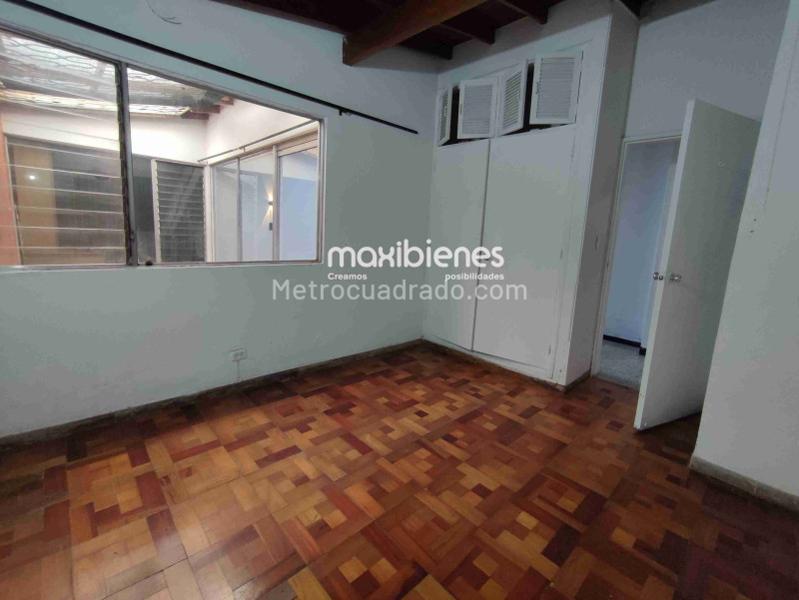Spacious 4BR House with Natural Light in Belen Alameda - 9
