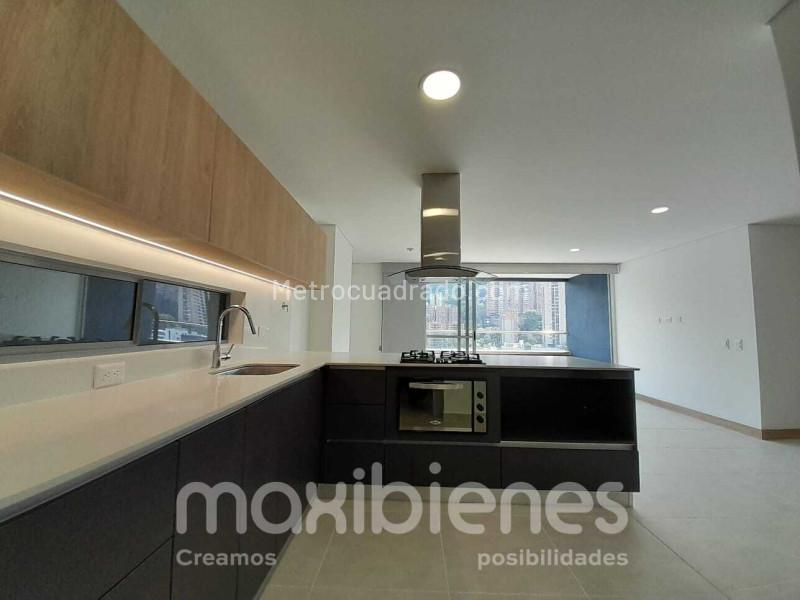 Apartamento de 3 Alcobas en El Poblado (Ciudad del Río) - 2