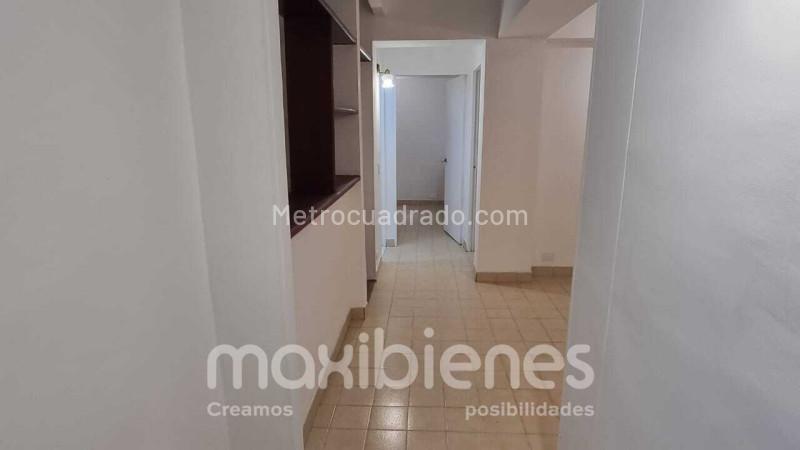 3BR Apartment with Balcony and Parking in San Diego, El Poblado - 9
