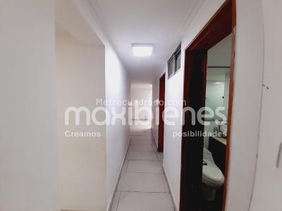 Casa de 3 alcobas en venta en La Almeria, Medellín, 158 m² · foto 2 de 18