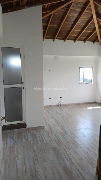 Apartamento de 2 Alcobas en San Cristóbal con Patio (70 m²)