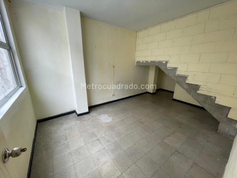 Spacious 5BR Apartment in Prado - 2