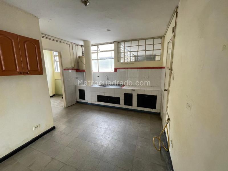 Spacious 5BR Apartment in Prado - 4
