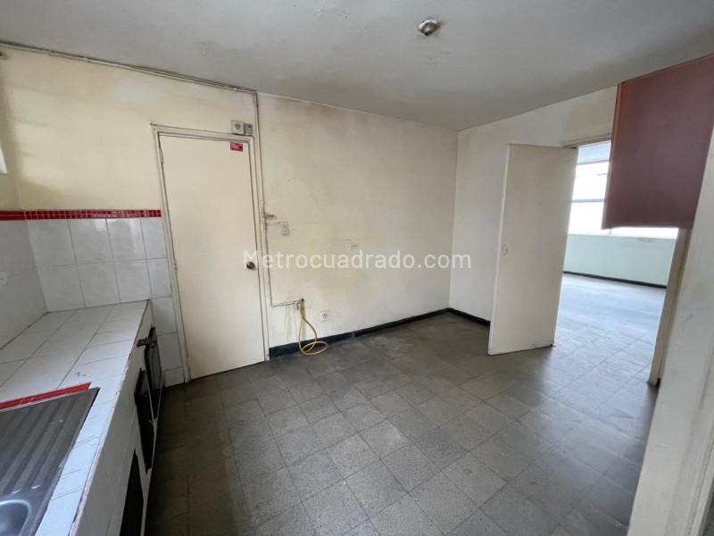 Spacious 5BR Apartment in Prado - 5