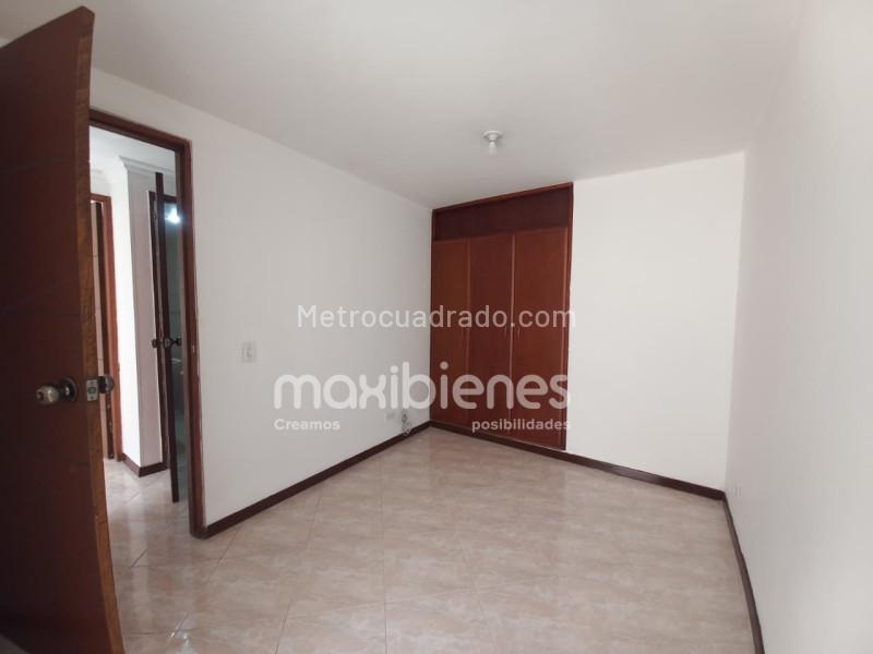 Apartamento de 3 Alcobas en Estadio con Balcón y Bar Americano