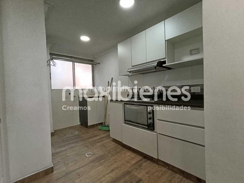 3BR Apartment with Balcony and Parking in Los Colores - 3