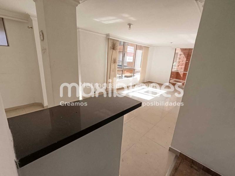 3BR Apartment with Balcony and Parking in Los Colores - 4