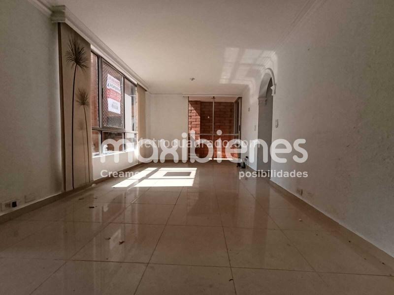 3BR Apartment with Balcony and Parking in Los Colores - 8