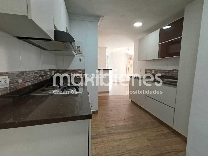 3BR Apartment with Balcony and Parking in Los Colores - 9