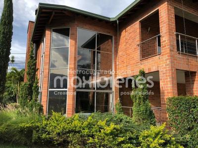 Casa de 4 alcobas en venta en El Carmelo, Sabaneta, 458 m² · foto 2 de 10