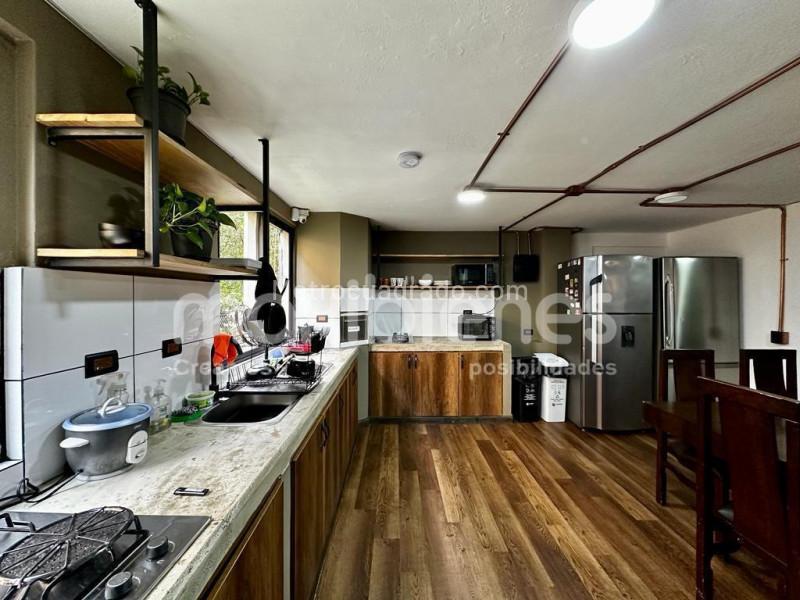 Apartamento Versátil de 5 Alcobas en Aguacatala - 2