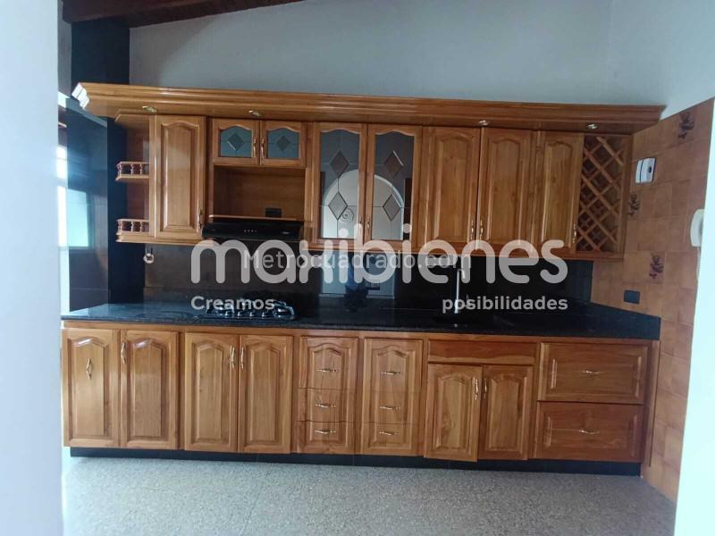 Spacious 4BR Apartment in Calasanz - 2