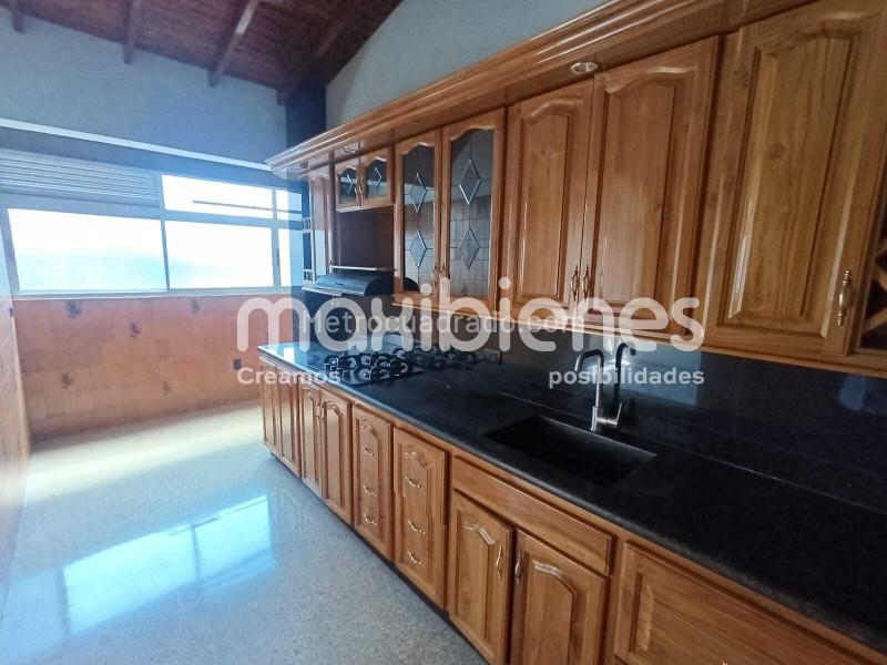 Spacious 4BR Apartment in Calasanz - 3